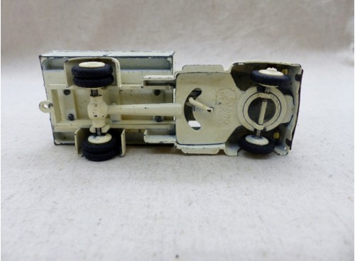 Tekno 952 Camion Dodge Ambulance croix rouge dessous