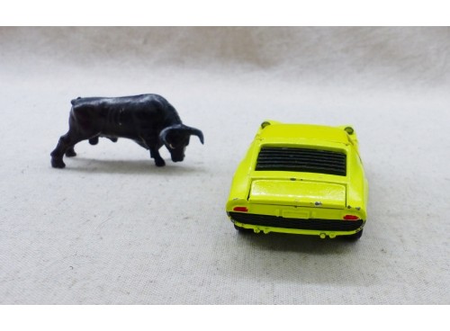 Corgi Toys 342 Lamborghini Miura et son Taureau ( fighting Bull) back