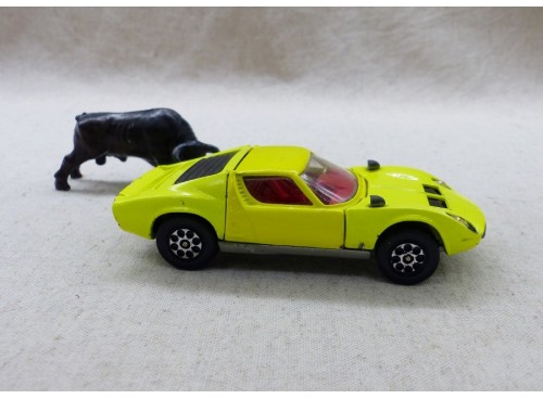 Corgi Toys 342 Lamborghini Miura et son Taureau ( fighting Bull) side