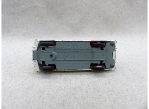 Corgi Toys 419 Ford Zephyr Police dessous