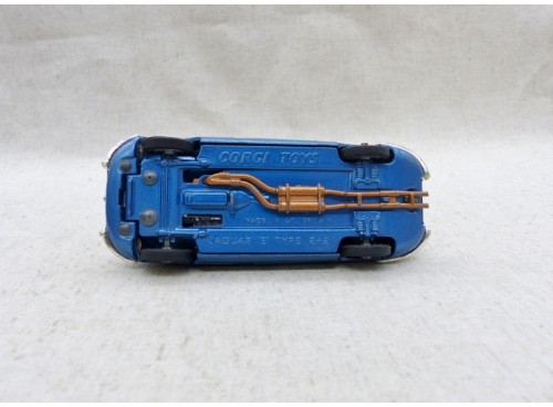 Corgi Toys 335 Jaguar E Coupé 2 + 2 bleu dessous