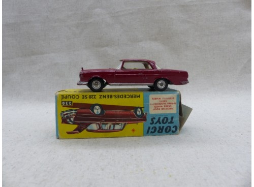 Corgi Toys 230 Mercedes-Benz 220 SE Coupé