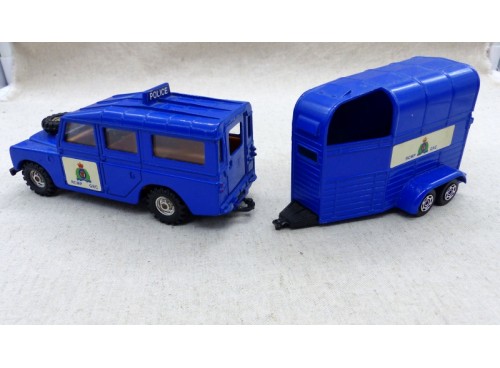 Corgi Toys Gift Set 45 Land Rover Mounted Police and trailer / Fabraique au cours des années 80 avec Van Chevaux