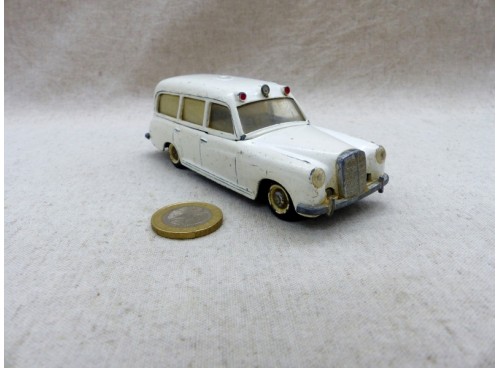 Tekno 731/32 Mercedes 220s Ambulance 1/43°