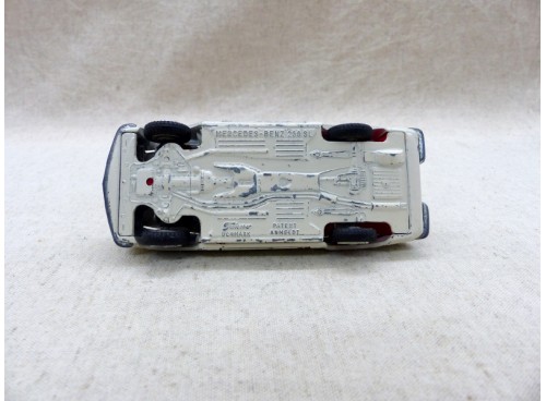 Tekno 928 Mercedes-Benz 230 sl Roadster dessous