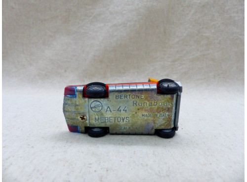 Mebetoys A44 Bertone Runabout dessous