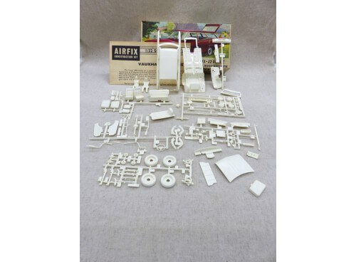 AIRFIX - 32 n° M302C Victor 2000 Estate Kit neuf en boite vue du contenu