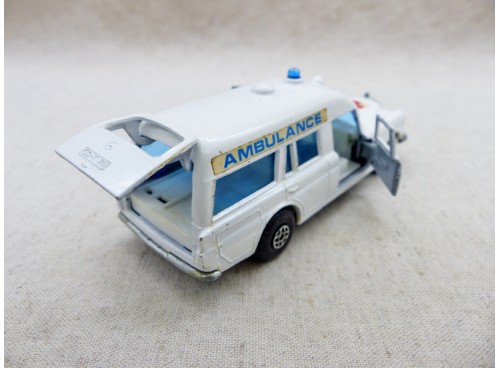 Matchbox Kingsize K-26 Mercedes Benz "Binz" Ambulance ouvrants et porte arrière