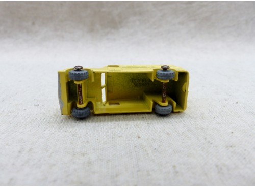 miniature Matchbox Lesney Series N° 14 Daimlet Ambulance vue de dessous