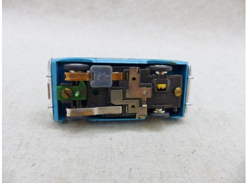 Faller AMS 4804 Ford Taunus 20M Bleue et Blanche vue de dessous