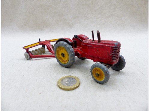 Dinky Toys 300 Tracteur Massey Harris et 322 Disc Harrow