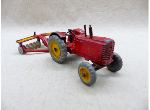 miniature Dinky Toys 300 Tracteur Massey Harris et 322 Disc Harrow