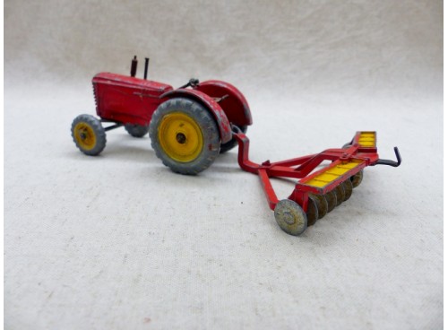 Dinky Toys 300 Tracteur Massey Harris et 322 Disc Harrow gauche
