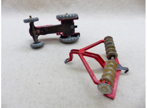 vue de dessous Dinky Toys 300 Tracteur Massey Harris et 322 Disc Harrow