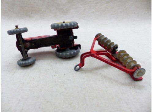 Dinky Toys 300 Tracteur Massey Harris et 322 Disc Harrow vue de dessous