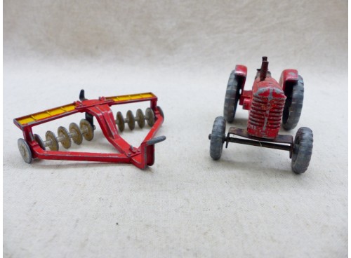Dinky Toys 300 Tracteur Massey Harris et 322 Disc Harrow ensemble