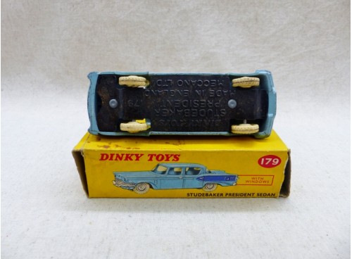 Dinky Toys 179 Studebaker President Sedan vue de dessous