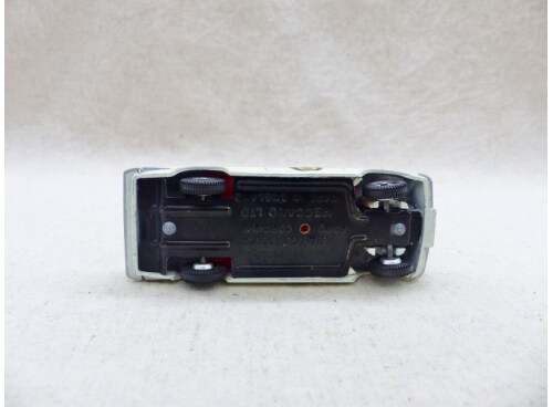 Dinky Toys 212 Ford Cortina Rallye East Africa Safari vue dessous