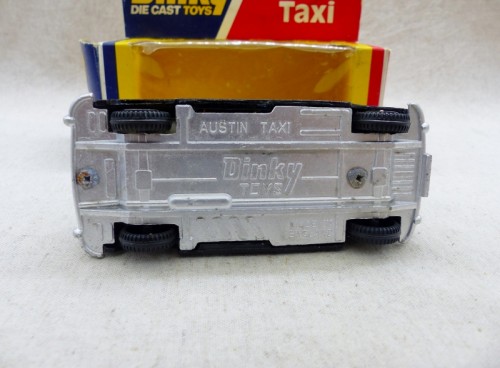 Dinky Toys 284 Taxi Austin et son chauffeur NM/Boite vue de dessous