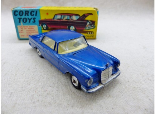 miniature auto Corgi 253 Mercedes-Benz 220 SE Coupé