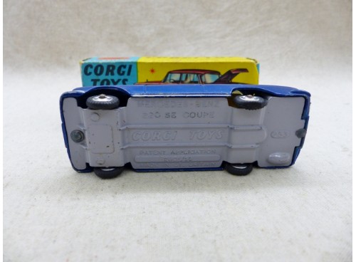 Corgi 253 Mercedes-Benz 220 SE Coupé vue de dessous