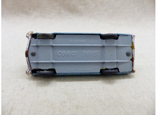 Corgi Toys 245 Buick Riviera dessous
