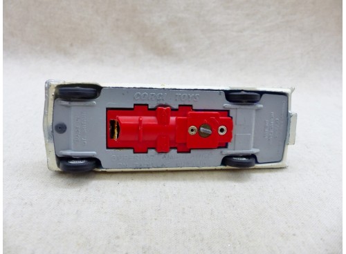 vue de dessous Corgi Toys 437 Superior Ambulance on Cadillac Chassis