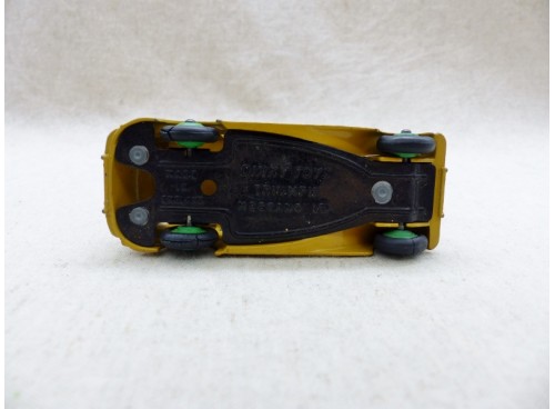 Dinky Toys 151 Triumph Berline 1800 ocre jantes vertes vue de dessous