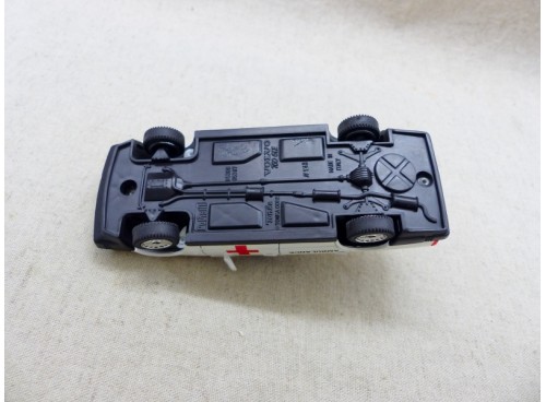 Polistil Volvo 760E Break Ambulance dessous