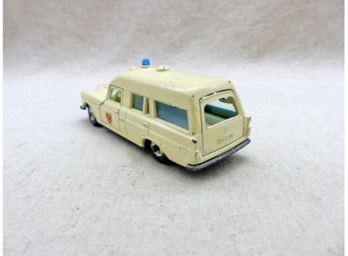 Matchbox King Size K-6 Mercedes Benz "Binz" Ambulance dos