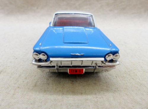 miniature Dinky Toys 57/005 Ford Thunderbird Bleu Toit Blanc Hong-Kong face