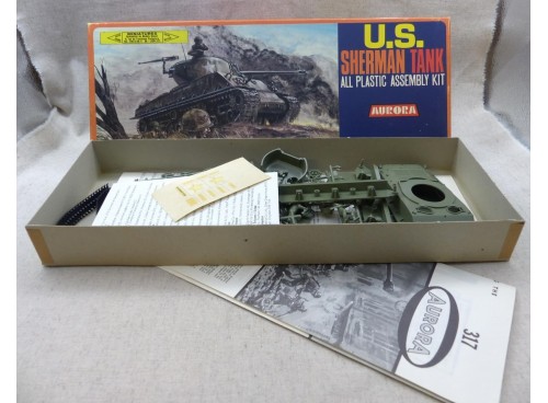 Aurora 317 Maquette U.S Sherman Tank boite ouverte