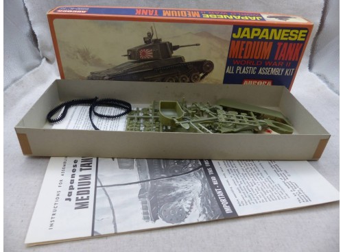maquette Aurora 313  Medium Tank Japonais boite ouverte