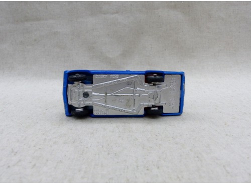 Dinky Toys 136 voiture Vauxhall bleue Viva dessous