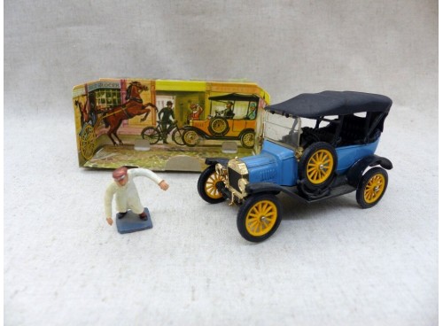 Corgi Classics 9013 Ford T 1915 avec Personnage et Diorama