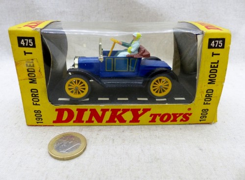 Dinky Toys 475 GB Ford T bleue cabriolet ouvert avec 2 personnages 1/43