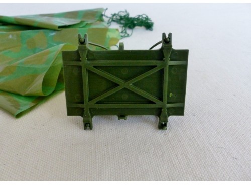 Dinky Toys 601 Austin Mini "Para" Moke version militaire avec parachute vue de dessous