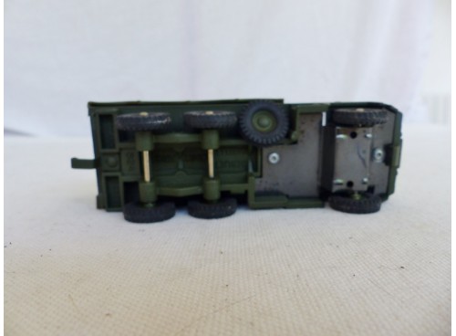 Dinky Supertoys Camion Militaire Berliet Gazelle 6x6 vue de dessous